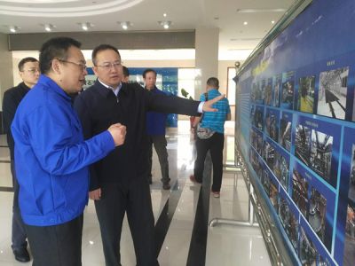 黃石市委副書記、市長吳錦，市政府黨組成員、辦公室主任張育英在下陸區(qū)區(qū)長郭波的陪同下蒞臨公司調(diào)研